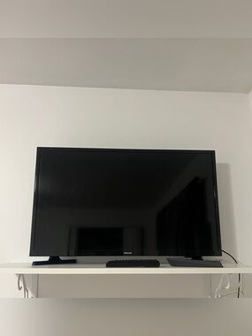 Samsung Smart TV 29’’ With Two Remotes